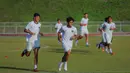 Penting dicatat bahwa tim asuhan pelatih Indra Sjafri ini datang ke SEA Games 2025 dengan misi mempertahankan medali emas. Tampak dalam foto, pemain Tim Nasional (Timnas) Indonesia U-22  melakukan sesi latihan di Rajamangala University of Technology Lanna Stadium, Doi Saket, Chiang Mai pada Minggu (7/12/2025) sore waktu setempat. (Bola.com/Bagaskara Lazuardi)