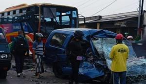 Tabrakan adu banteng antara mobil Isuzu Panther dengan bus di Jalan Raya Pantura, Kecamatan Duduksampeyan, Gresik, Jawa Timur, terjadi Kamis pagi (10/4/2025). (Liputan6.com/ Dian Kurniawan)