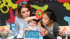 Nikita Mirzani ditemani putrinya, Lolly, merayakan ulang tahun anak keduanya, Azka, di Rumah Anyo, rumah bagi anak penderita kanker, Jakarta, Senin (3/10). Nikita mengatakan ingin mengajarkan Azka untuk berbagi dengan sesama (Liputan6.com/Herman Zakharia)