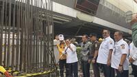 Gubernur Jakarta Pramono Anung bersama Sutiyoso atau bang Yos memulai proses pembongkaran tiang mangkrak Monorel Jakarta di Jalan Rasuna Said, Jakarta. (Liputan6.com/Winda Nelfira).