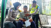 Seorang pelajar menangis ditilang karena terjaring Operasi Zebra yang dilakukan Polisi Lantas Pekanbaru. (Liputan6.com/M Syukur)
