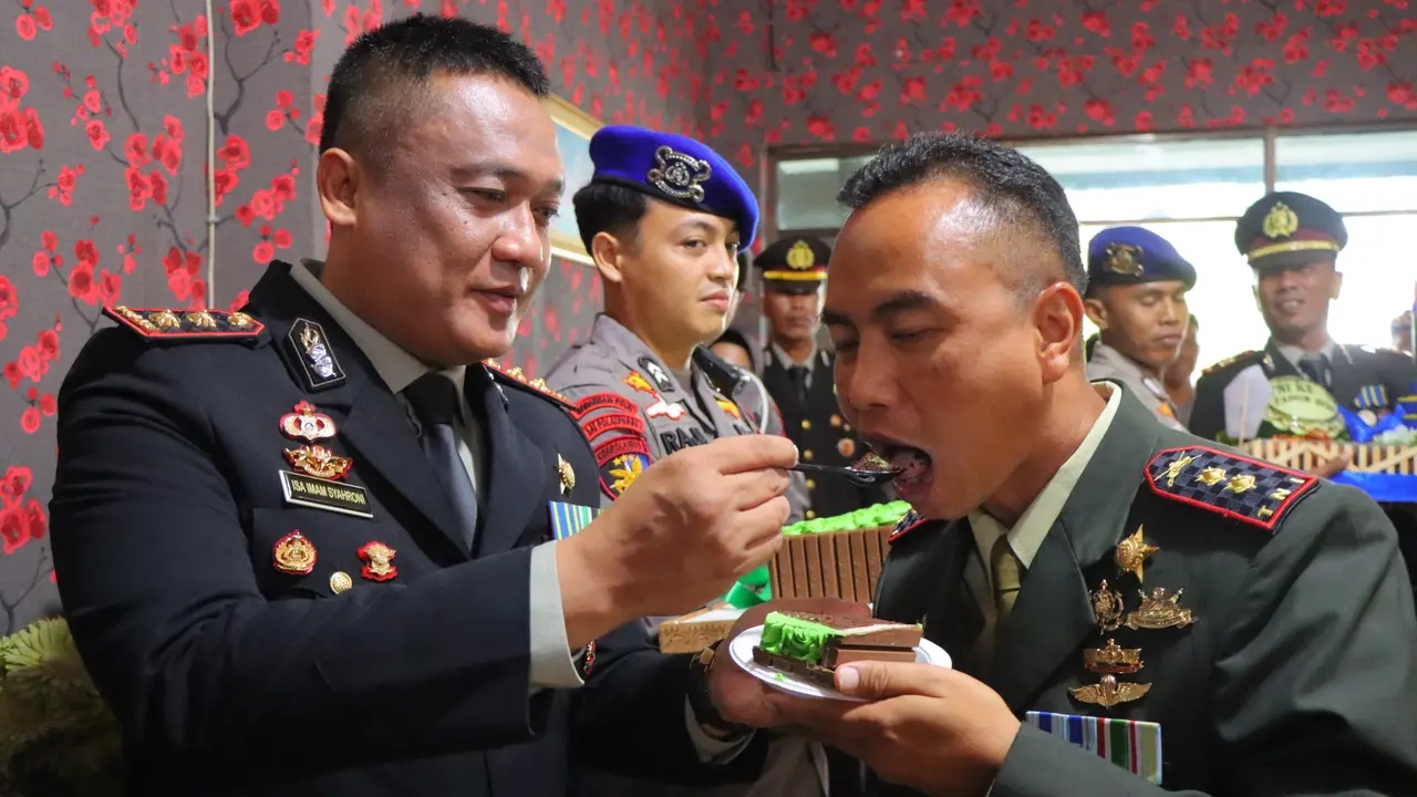 Kapolres Rokan Hilir AKBP Isa Imam Syahroni menyuap Dandim 0321 Rokan Hilir dalam perayaan HUT TNI.