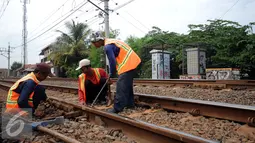 Pekerja memperbaiki kondisi rel yang ada di dekat longsoran tanah di Citayam, Bogor, Rabu (25/11/2015). Sebelumnya, Selasa (24/11) tanah di sekitar rel KM 38 dan 39 mengalami longsor. (Liputan6.com/Helmi Fithriansyah)
