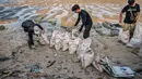 Untuk diketahui, polusi dari sampah plastik sangat berbahaya bagi lingkungan karena bisa menyebar di sungai hingga udara. (Juni KRISWANTO/AFP)