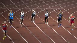 Ferry Pradana meraih medali perak di cabang para atletik nomor lari 400 meter putra klasifikasi T45/46/47 pada Asian Para Games 2018, di Stadion Utama Gelora Bung Karno Jakarta, Kamis(11/10/2018).  (Bola.com/Peksi Cahyo)