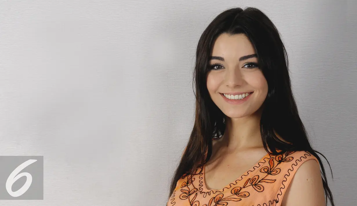 Gulcin Toncuk, pemeran Zeynep atau Zaenab tebar pesona saat berpose kantor Liputan6.com, Jakarta, Senin (24/8/2015). Gulcin sempat mengungkapkan pengalamannya selama di Indonesia, termasuk mencicipi makanan khas Tanah Air. (Liputan6.com/Faisal R Syam)