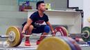 Lifter asal Bekasi, M Hasbi saat melakukan latihan angkatan di PB PABBSI, Jakarta, Selasa (21/6/2016). Tim angkat besi dijadwalkan meninggalkan Indonesia, 8 Juli dan berlatih di Afrika Selatan hingga 28 Juli. (Liputan6.com/Helmi Fithriansyah)