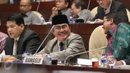 Ki-ka: Ketua KPU Husni Kamil Manik, Ketua DKPP Jimly Asshiddiqie dan Ketua Bawaslu Muhammad saat rapat dengar pendapat membahas evaluasi Pilkada 2015 dengan Komisi II di DPR RI, Jakarta, Senin (1/2/2016). (Liputan6.com/Angga Yuniar)