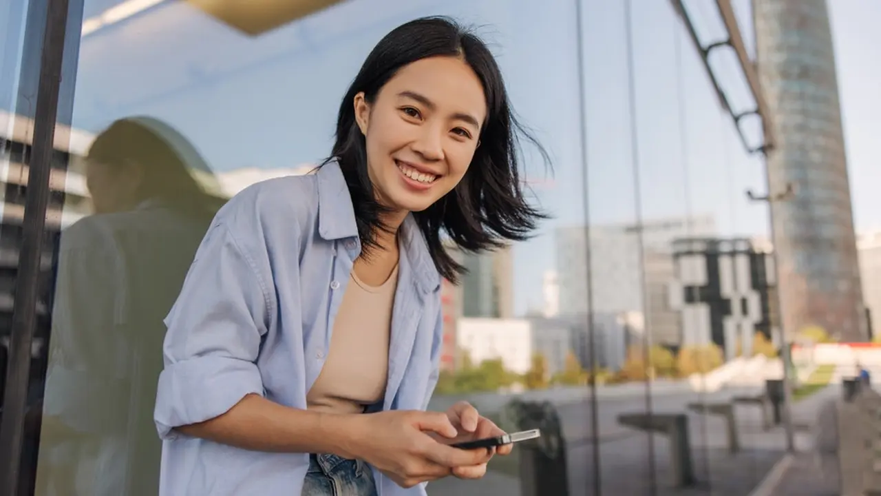 tersenyum santai cantik