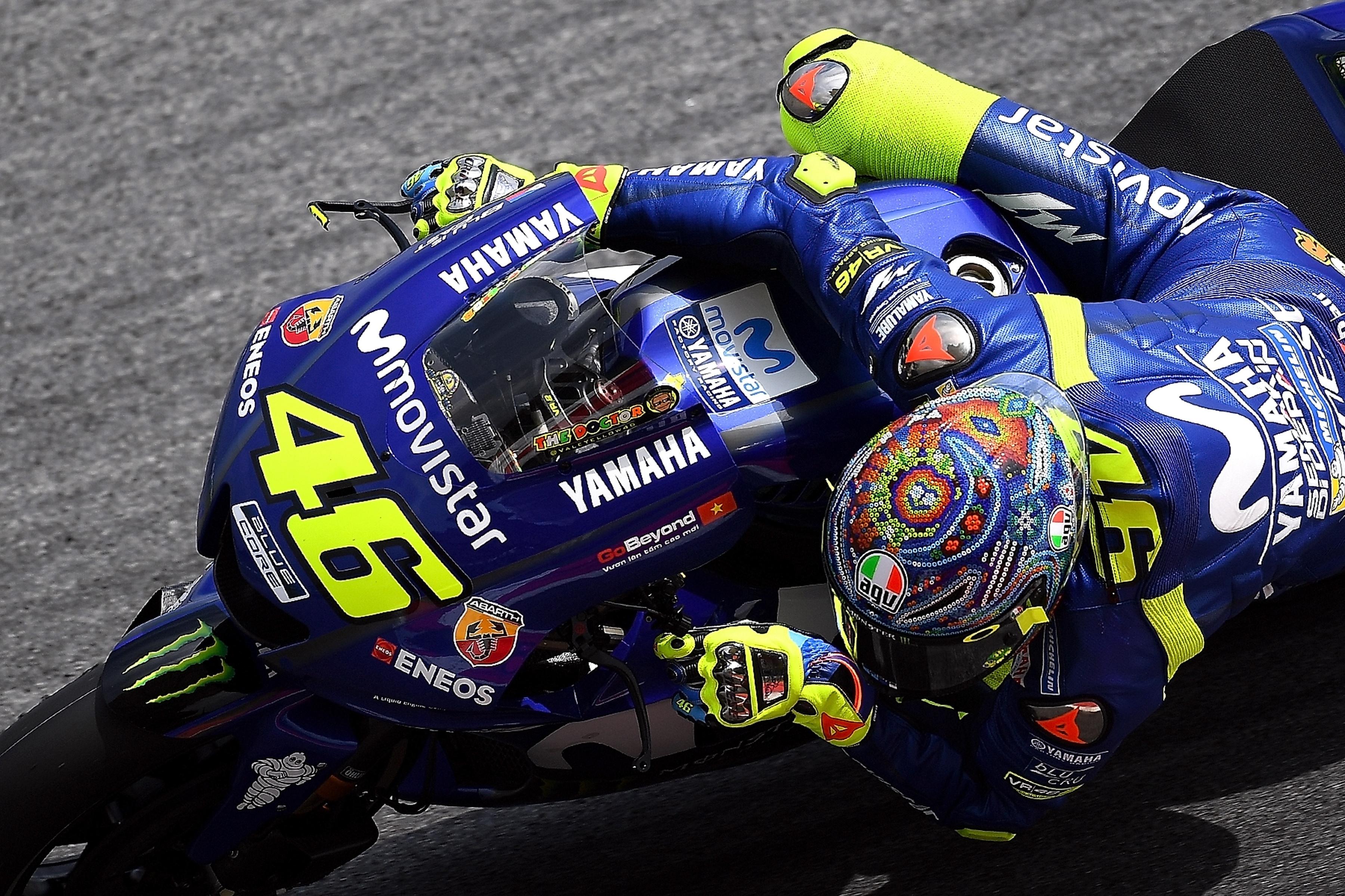 Pembalap Movistar Yamaha, Valentino Rossi menempati urutan kedua pada hari kedua tes pramusim MotoGP 2018 di Sirkuit Sepang, Malaysia, Senin (29/1/2018). (MANAN VATSYAYANA / AFP)