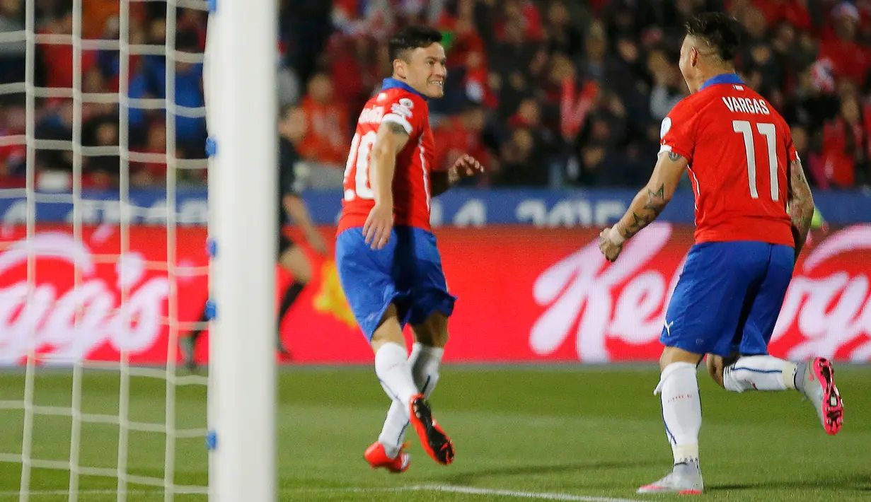 Gelandang Chile, Charles Aranguiz (kiri) melakukan selebrasi usai mencetak gol ke gawang Bolivia saat pertandingan Copa Amerika 2015 di Estadio Nacional, Santiago, Chile, (20/6/2015). Chile menang telak 5-0 atas Bolivia. (REUTERS/Ivan Alvarado)