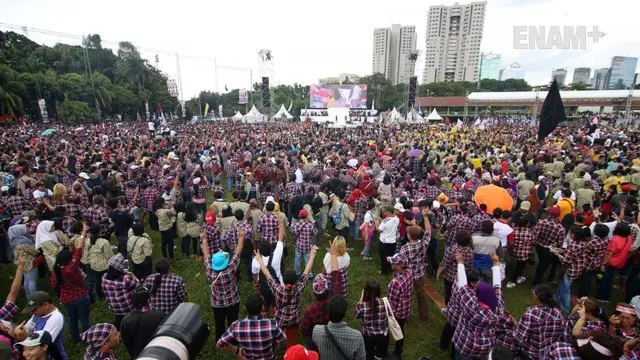 Ribuan pendukung Ahok-Djarot membanjiri kawasan Senayan, Jakarta. Dalam kampanye yang bertajuk Konser Gue 2 itu dimeriahkan sejumlah artis top Indonesia