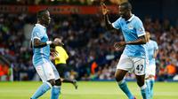  Gelandang Manchester City Yaya Toure (kanan) melakukan selebrasi dengan rekannya Bacary Sagna setelah mencetak gol di The Hawthorns Stadium, Inggris,  Senin (10/8/2015). Gol city dicetak Yaya Toure dan Vincent Company. (Reuters/Darren Staples)