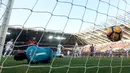 Gawang Swansea City saat dibobol oleh penyerang MU, Paul Pogba pada pertandingan Liga Premier Inggris, Swansea City menjamu Manchester United di Stadion Liberty, Inggris (6/11). (Reuters/Rebecca Naden)