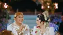 Keduanya menjadi pengantin Jawa mengenakan busana serba putih dengan kain batik Prada.