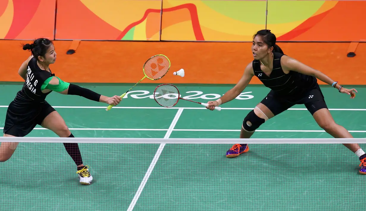 Pebulutangkis ganda putri Indonesia, Nitya Krishinda Maheswari dan Greysia Polii saat melawan ganda putri Inggris, pada Olimpiade 2016 di Rio de Janeiro, Brasil, (13/8). (REUTERS/Marcelo del Pozo)