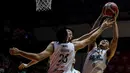 Pemain Pelita Jaya, Vincent Kosasih (tengah) berebut bola dengan pemain Satria Muda, Juan Laurent Kokodiputra (kanan) dan Avan Seputra (kiri) pada laga gim ketiga final IBL All Indonesia 2024 yang berlangsung di Hall Basket, Senayan, Jakarta, Sabtu (06/10/2024). Pelita Jaya menang dengan skor 75-70. (Bola.com/Bagaskara Lazuardi)