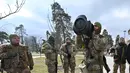 Anggota Pasukan Pertahanan Teritorial Ukraina memeriksa senjata anti-tank NLAW di tengah invasi Rusia yang sedang berlangsung ke Ukraina di Kiev (9/3/2022). (AFP/Genya Savilov)