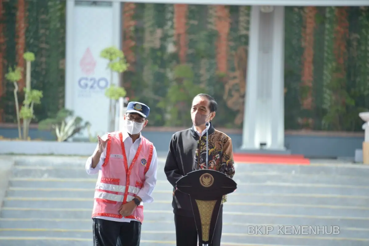 Presiden Jokowi didampingi Menteri Perhubungan Budi Karya SUmadi meresmikan bandara Ngloram di Blora, Jawa Tengah, Jumat (17/12/2021).