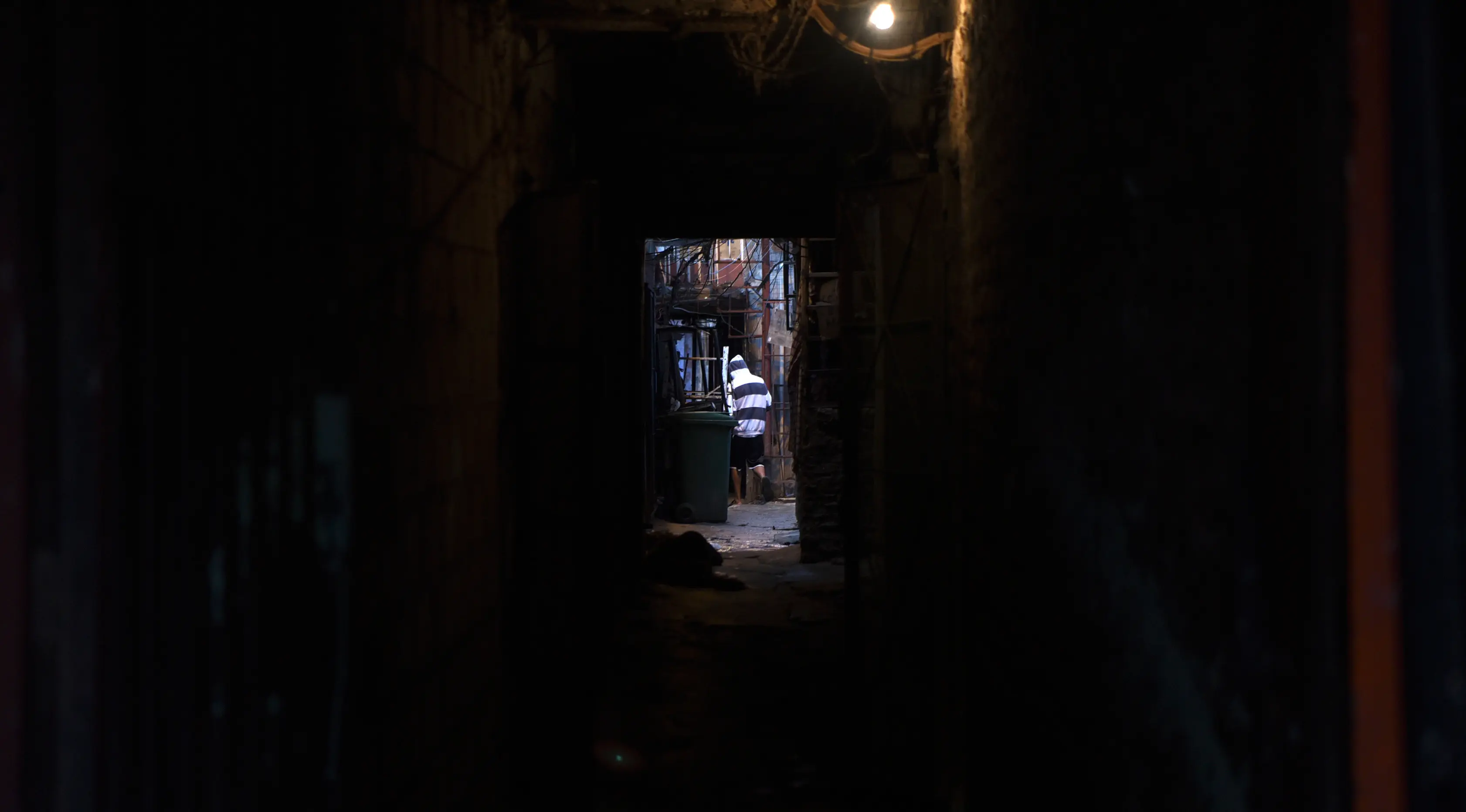 Salah satu gang yang berada di kawasan Villa 31, Buenos Aires, Argentina (25/4). Wilayah ini terkenal sebagai kampung kumuh tertua, sekaligus simbol kemiskinan di Argentina. (AFP PHOTO/Eitan Abramovich)