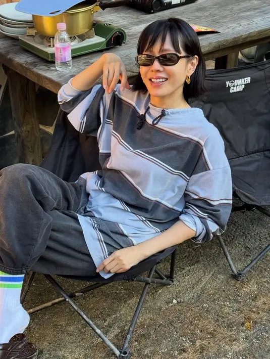 Memiliki anak, kini Son Ye Jin memilih tampil dengan rambut pendek bob. Ia pun memilih mengenakan poni depan yang membuatnya tampak fresh. [@yejinhand]