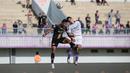 Pemain Persita Tangerang, Ezequiel Vidal (kanan) berduel udara dengan pemain Dewa United FC, Miftah Anwar Sani dalam laga pekan ke-20 BRI Liga 1 2022/2023 di Stadion Indomilk Arena, Tangerang, Minggu (22/1/2023). (Bola.com/Bagaskara Lazuardi)