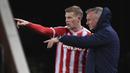 Manajer Stoke City, Michael O'Neill (kanan), memberi instruksi kepada pemainnya, gelandang James McClean dalam laga perempatfinal Piala Liga Inggris Carabao Cup melawan Tottenham Hotspur di Bet365 Stadium, Rabu (23/12/2020). Stoke kalah 1-3 dari Tottenham. (AP/Rui Vieira)