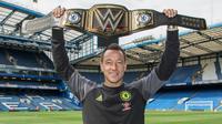 Kapten Chelsea, John Terry, mengangkat sabuk juara WWE 