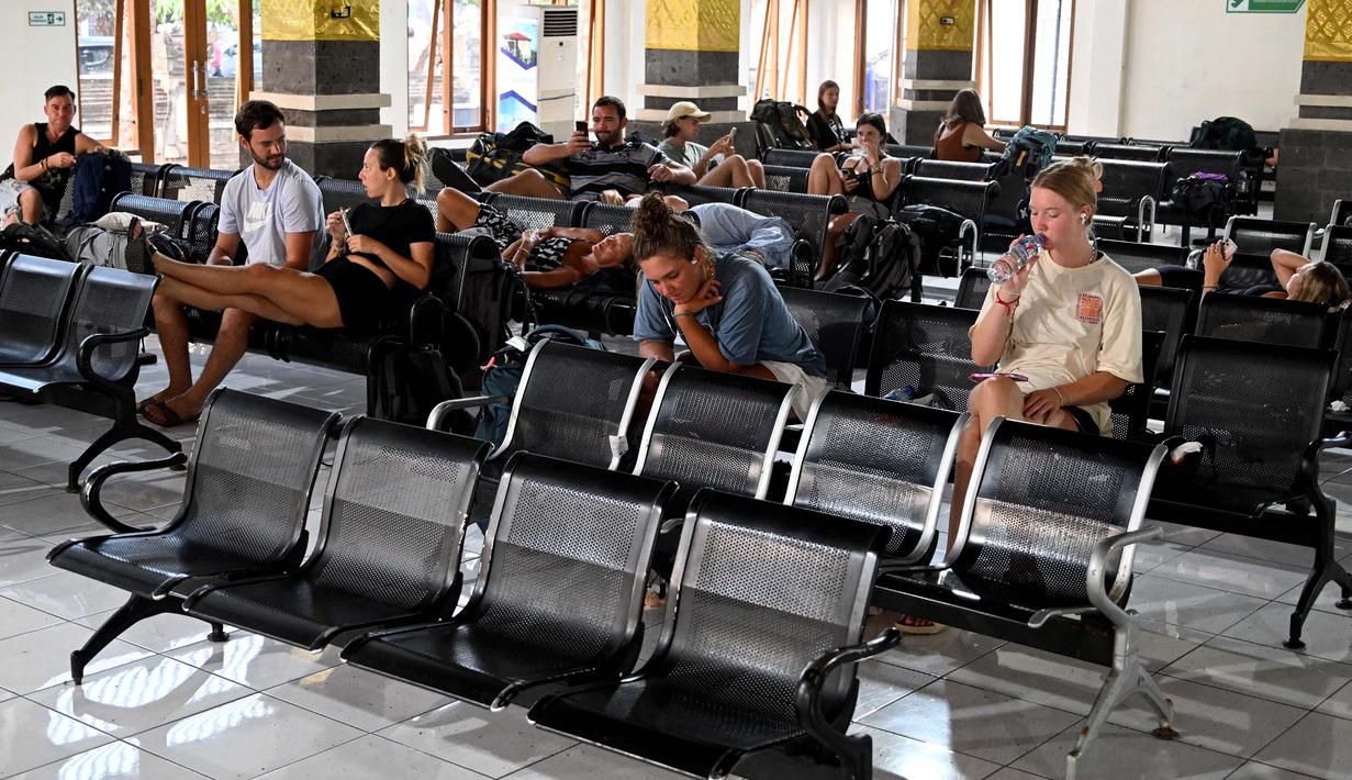 Para wisatawan asing tersebut terjebak di Labuan Bajo akibat operasional Bandara Komodo yang tutup sejak Sabtu (9/11) sampai Rabu (13/11/2024). (SONNY TUMBELAKA/AFP)