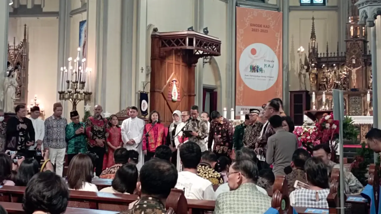 Pejabat Gubernur DKI Jakarta Heru Budi turut menghadiri Misa Malam Natal di Gereja Katedral, Jakarta Pusat, Minggu (24/12/2023).