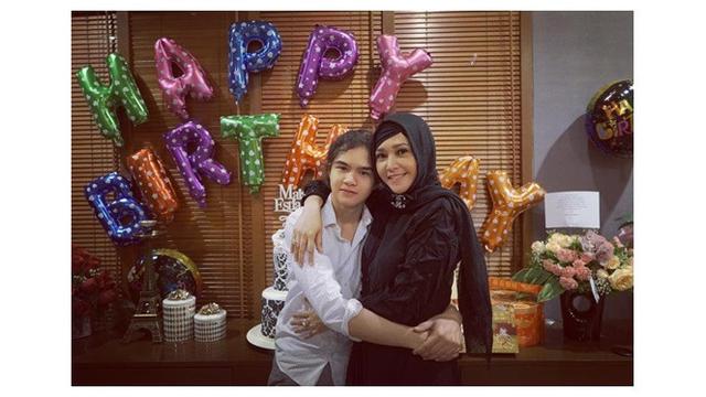 Rela Jadi Backing Vokal, Ini 6 Momen Kebersamaan Maia dan Dul Jaelani