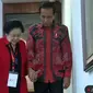 Momen Jokowi Gandeng Tangan Megawati saat Rakernas III PDIP. (Liputan6.com/Delvira Hutabarat)