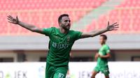 Pemain Bhayangkara FC, Ilija Spasojevic mencetak gol penentu ke arah gawang Sriwijaya FC pada lanjutan Liga 1 2017 di Stadion Patriot Bekasi, Minggu (20/8/2017). Bhayangkara FC menang 2-1. (Bola.com/Nicklas Hanoatubun)