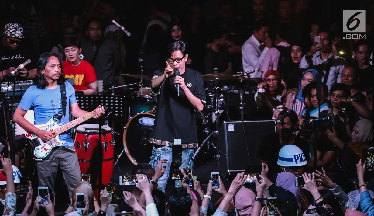Musisi Armand Maulana dan Dewa Budjana tampil dalam acara musik amal bertajuk "Konser Kemanusiaan untuk Lombok" di kawasan Jakarta Selatan, Kamis (9/8). Sederet artis papan atas Indonesia menyumbangkan suara mereka. (Liputan6.com/Faizal Fanani)