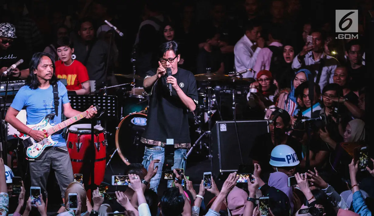 Musisi Armand Maulana dan Dewa Budjana tampil dalam acara musik amal bertajuk "Konser Kemanusiaan untuk Lombok" di kawasan Jakarta Selatan, Kamis (9/8). Sederet artis papan atas Indonesia menyumbangkan suara mereka. (Liputan6.com/Faizal Fanani)