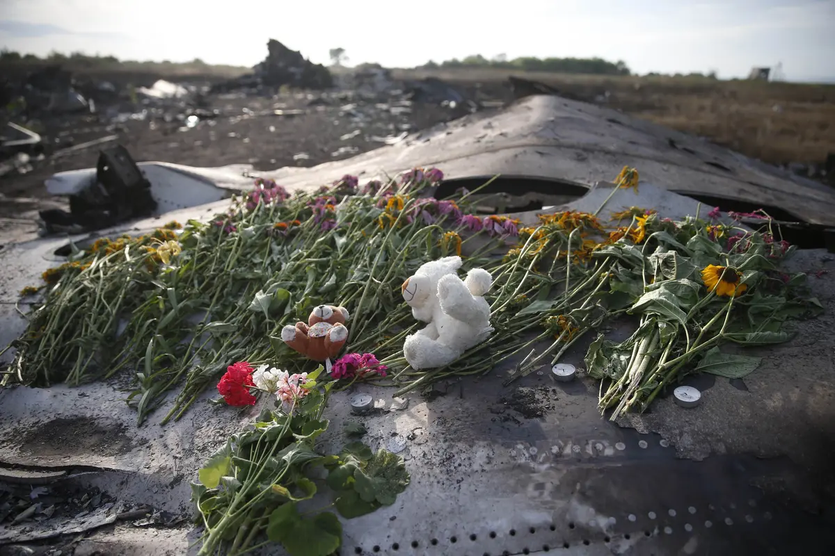 Boneka dan Bunga untuk Bocah Korban MH17