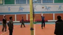 Para pekerja bermain bola voli di pabrik sutra Kim Jong Suk di Pyongyang, Korea Utara (26/11/2019). Pabrik sutra itu, dinamai menurut nama nenek pemimpin Korea Utara Kim Jong Un. (AP Photo/Dita Alangkara)