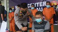 Korban rampok bersenjata api menceritakan apa yang dialaminya ke personel Polda Riau. (Liputan6.com/M Syukur)