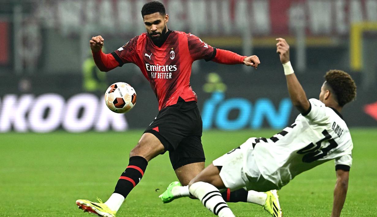 Pemain AC Milan, Ruben Loftus-Cheek, berebut bola dengan pemain Rennes, Desire Doue, dalam duel leg pertama play-off fase gugur Liga Europa 2023/2024 di Stadion San Siro, Jumat (16/2/2024). Ruben Loftus-Cheek tampil garang dengan memborong dua gol. (AFP/Gabriel Bouys)