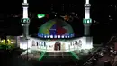 Masjid Omar Ibn Al-Khattab diterangi dengan bendera Brasil dan Palestina di Foz do Iguacu, Negara Bagian Parana, Brasil, Sabtu (14/5/2021). Masjid tersebut menyerukan diakhirinya kekerasan yang meningkat antara Israel dan Palestina. (KRISTEN RIZZI/AFP)