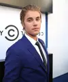 Justin Bieber kembali membuat onar dengan hal-hal tak terduga. Kali ini bukan soal perseteruan dengan penggemarnya, melainkan sebuah kejutan yang diberikan Justin berupa permainan piano di sebuah klub malam di Toronto. (AFP/Bintang.com)