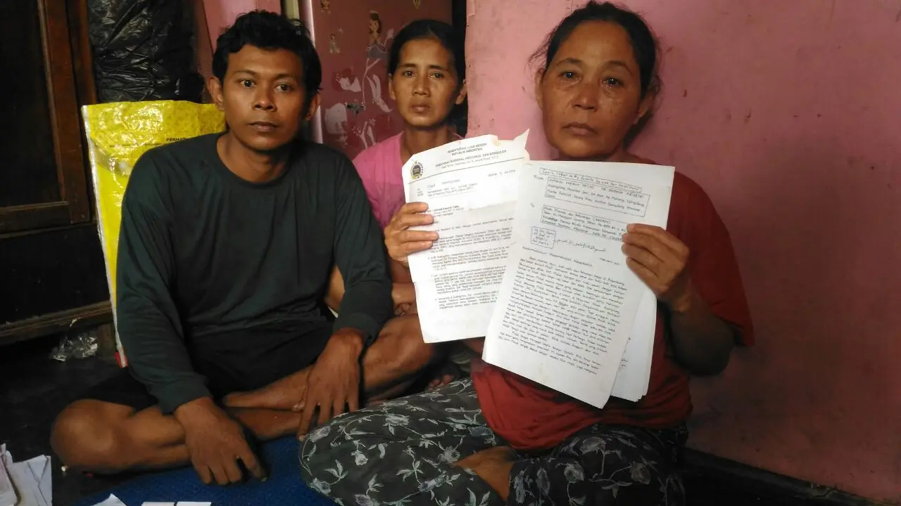 Ratni menunjukkan surat dari Jumaidi di China (Liputan6.com/Nefri Inge)