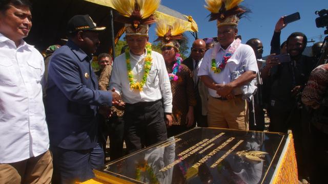 Menteri Energi dan Sumber Daya Mineral, Arifin Tasrif dan Bupati Puncak, Papua meresmikan pengoperasian Pembangkit Listrik Tenaga Mikro Hidro (PLTMH) Ilaga di Kabupaten Puncak, Papua, Jumat (20/12/2019). (Istimewa)
