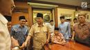Bakal calon Presiden Prabowo Subianto dan Bakal Cawapres Sandiaga Uno saat bertemu dengan Ketua Umum Pengurus Besar Nahdlatul Ulama (PBNU) KH Said Aqil Siroj di kantor PBNU, Jakarta, Kamis (16/8). (Liputan6.com/Faizal Fanani)