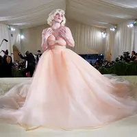 Pada perhelatan spesial ini, Billie Eilish juga tampil berbeda dari biasanya. Pilihan gaunnya jatuh pada rancangan Oscar de la Renta yang membuat tampilannya terlihat sangat memesona. (Foto: Instagram/ Oscar de la Renta).