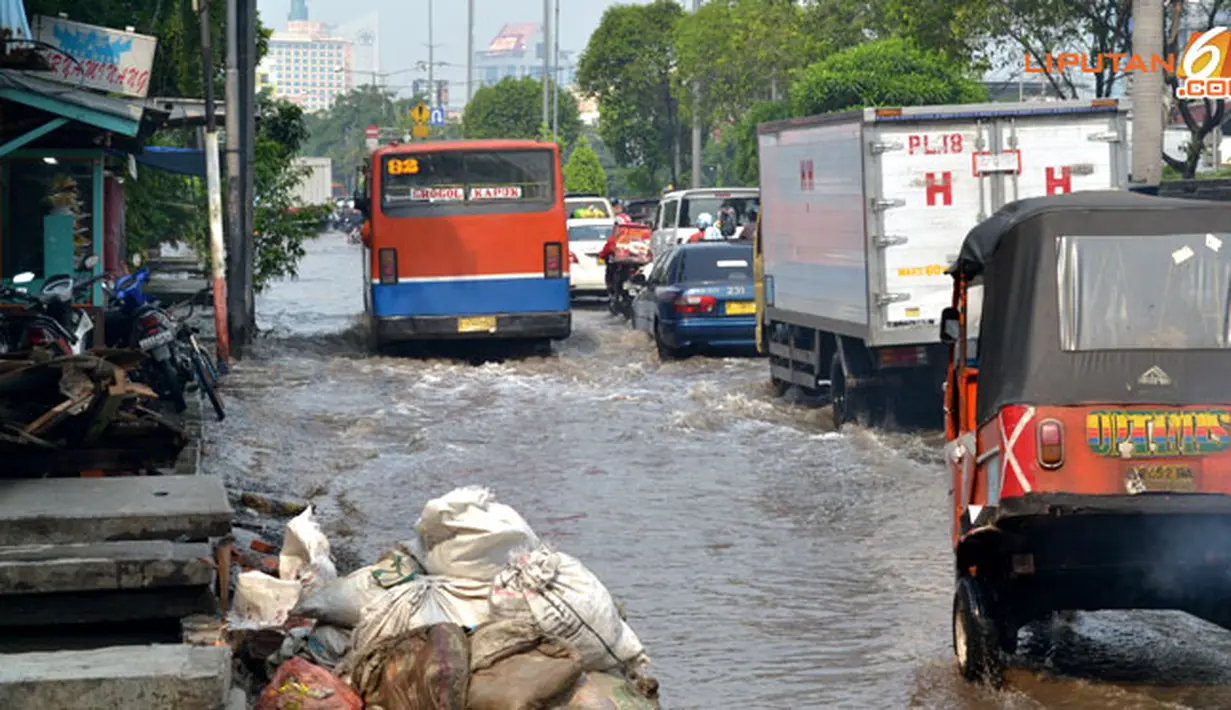 Warga sekitar meleetakkan tumpukkan karung untuk menandai lubang-lubang dalam yang banyak terdapat di sepanjang lajur jalan (Liputan6.com/Panji Diksana)