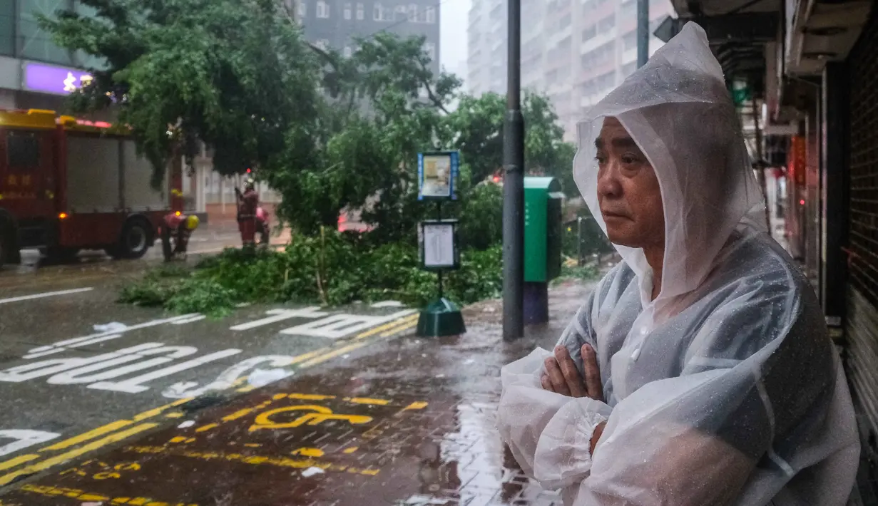 Topan super Ragasa, siklon tropis terkuat di dunia tahun ini, menghantam Hong Kong, disertai angin kencang berkecepatan tinggi dan hujan lebat. (Tommy WANG/AFP)