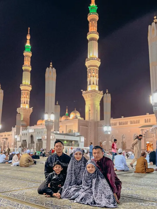<p>Ketika melaksanakan ibadah umrah, Ashanty merayakan ulang tahun ke-38 tahun. Di akun Instagram pribadinya, Ashanty mengucapkan rasa terima kasih kepada Allah SWT dan memohon kesehatan dan jadi manusia yang berguna selama hidupnya ke depan. [Foto: instagram.com/ashanty_ash]</p>