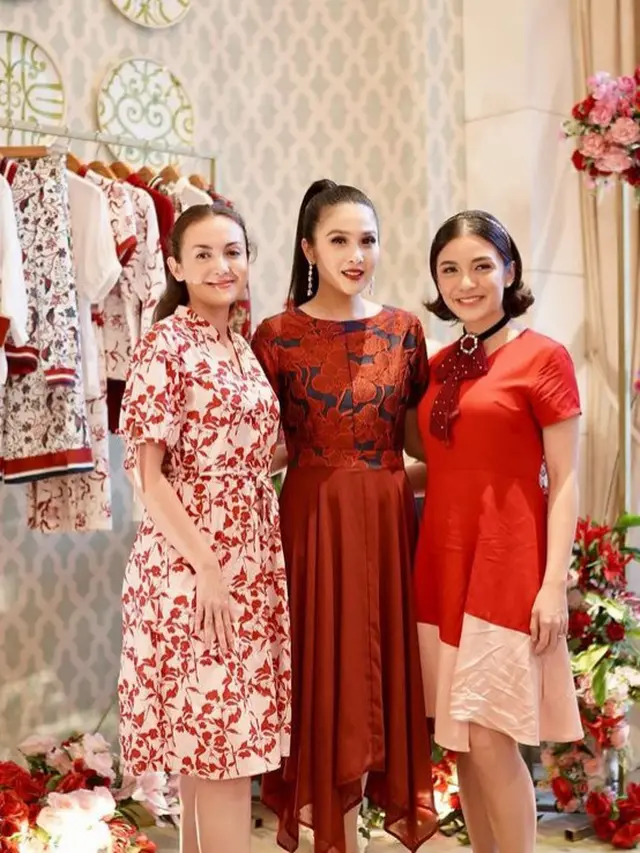 Adu Gaya Artis Kenakan Baju Merah Koleksi Busana Sandra Dewi. [@sandradewi88]