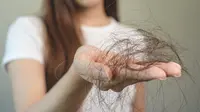 Penyebab rambut rontok. (c) Shutterstock/Pormezz